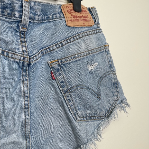 LEVIS cut off denim shorts - Picture 5 of 8